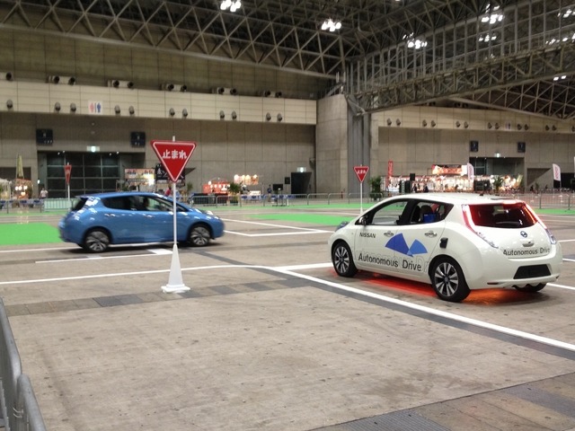 日産の自動運転車のデモ走行（CEATEC13）