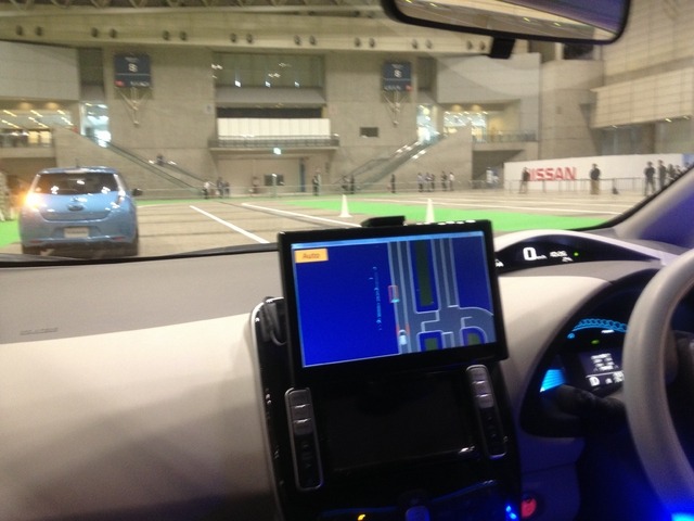 日産の自動運転車の車室内（CEATEC13）