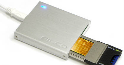 PCとUSB接続すると青色LEDが点灯（ExpressCardは別売）