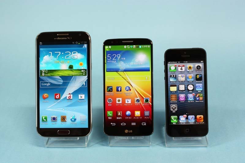 iPhone5、GALAXY Note2とのサイズ比較。ちょうど中間ぐらいの端末サイズながらディスプレイはGALAXY Note2に近い。