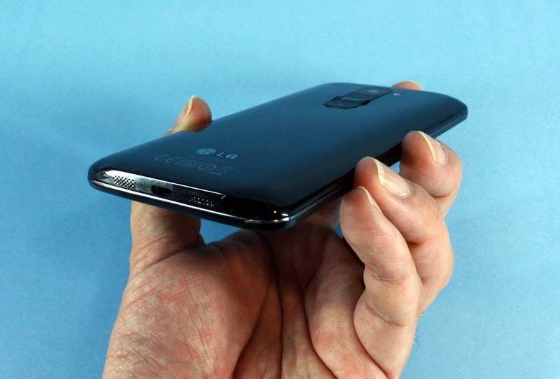 幅広の大型筐体であるが、端末の厚さはわずか8.9mm。薄い。