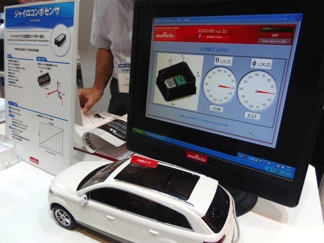 加速度センサーをクルマの模型に組み込んだデモ。各軸の出力の数値をモニター上で表示