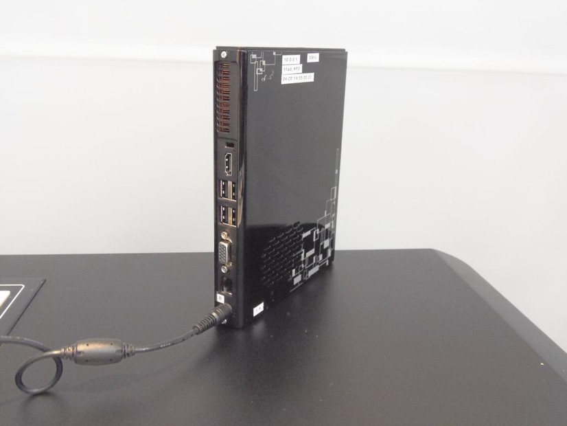 ファイル転送の速度比較。写真は専用AP。IEEE802.11ad（WiGig）とIEEE802.11nのリンクを張る