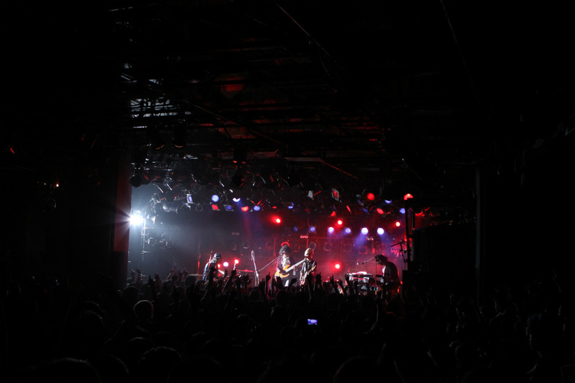 ライブパフォーマンスを披露するFLOWER FLOWER