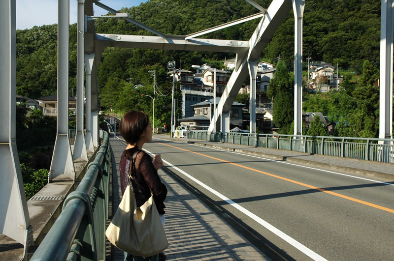 せっかくここまで来たのだからと、近くの橋を歩いてみる