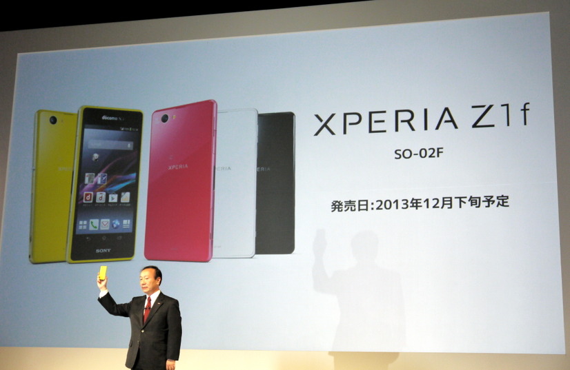 Xperia Z1f SO-02Fを紹介する加藤社長