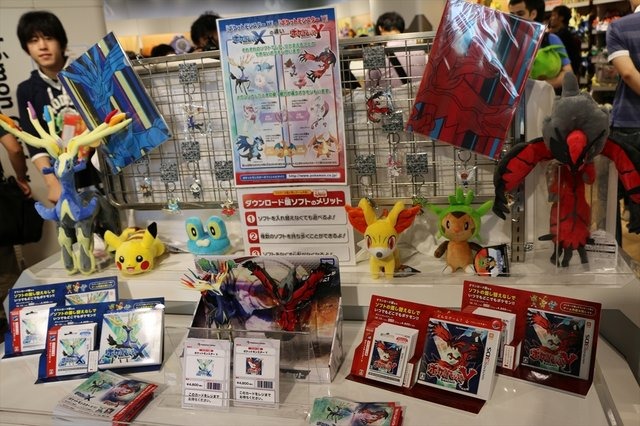 キーホルダーやステーショナリーなど数えきれないほどの新商品が本日発売