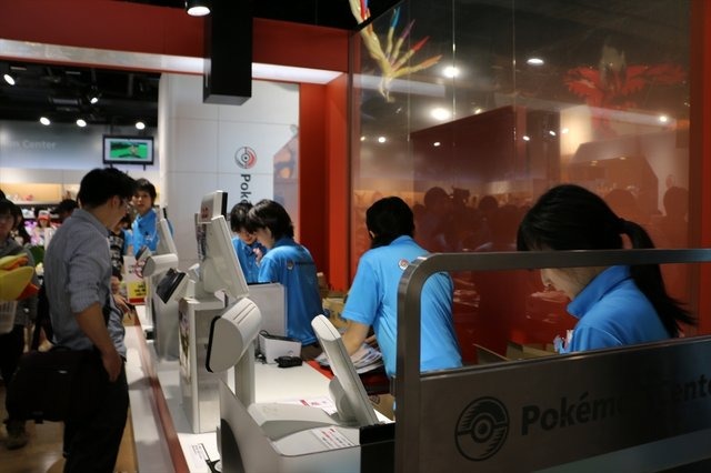 スタッフの制服も爽やかなブルーに