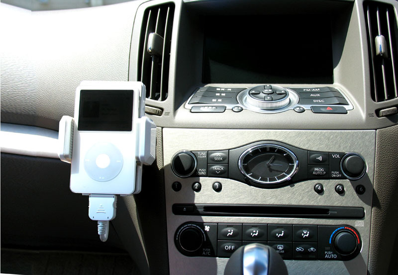 車載時の様子。フレキシブルアームでiPodをしっかりと固定する