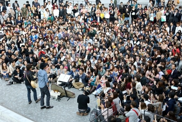 コブクロの突然のストリートライブに1000人ものひとだかりが