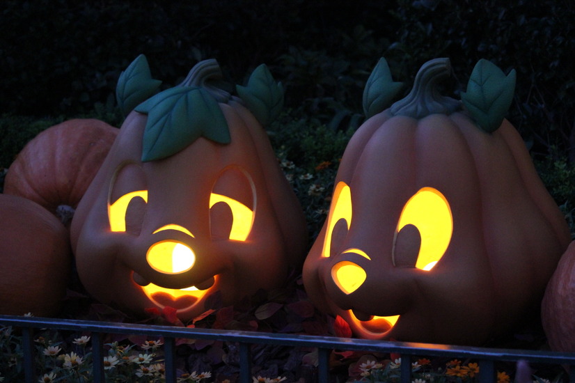 夜はまた違った雰囲気でハロウィーンを楽しめる