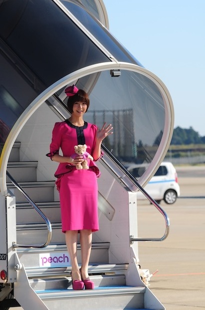 篠田麻里子がCAに（10月27日、成田空港）