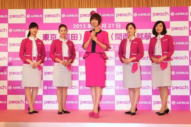 篠田麻里子がCAに（10月27日、成田空港）　《撮影　稲葉九》