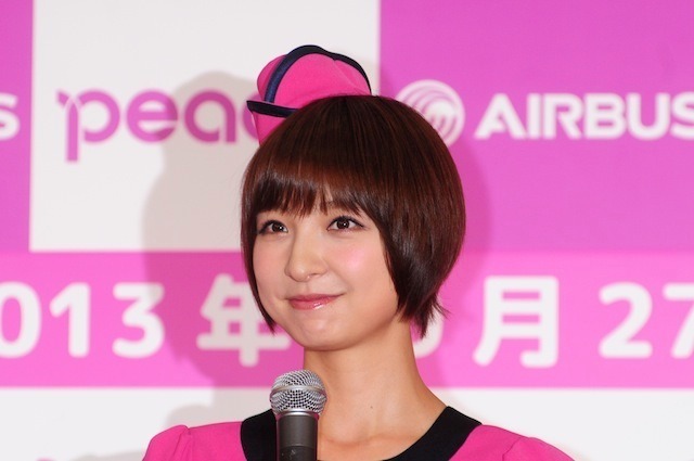 篠田麻里子がCAに（10月27日、成田空港）