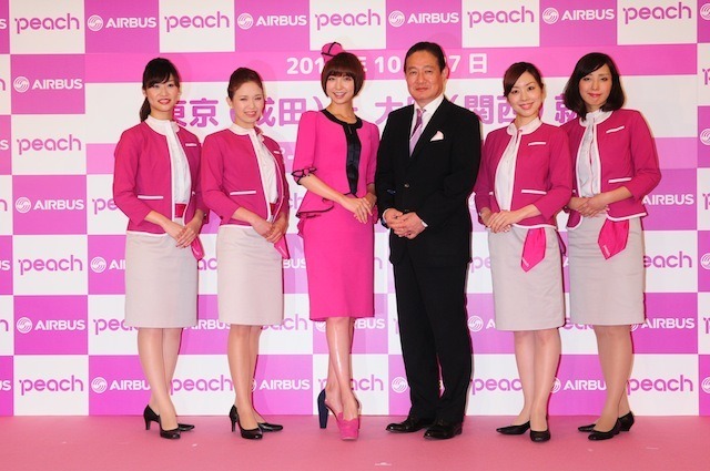 篠田麻里子がCAに（10月27日、成田空港）