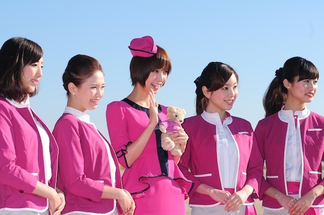 篠田麻里子がCAに（10月27日、成田空港）