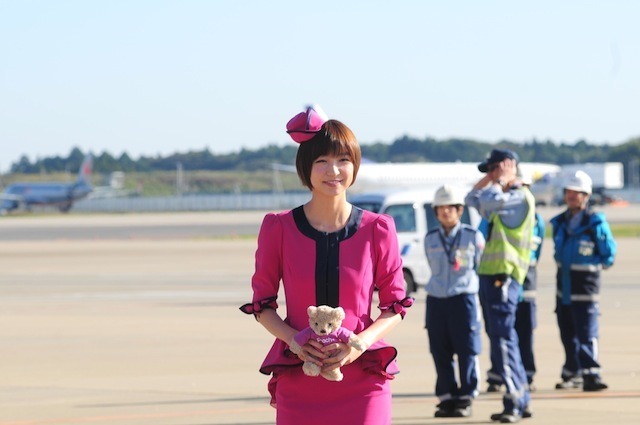 「MARIKO JET」と篠田麻里子（10月27日、成田空港）