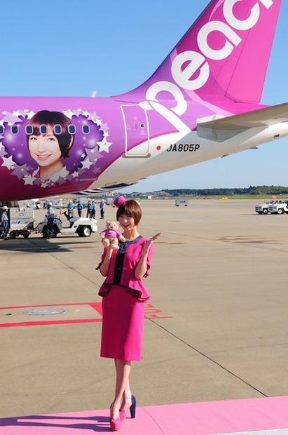 「MARIKO JET」と篠田麻里子（10月27日、成田空港）