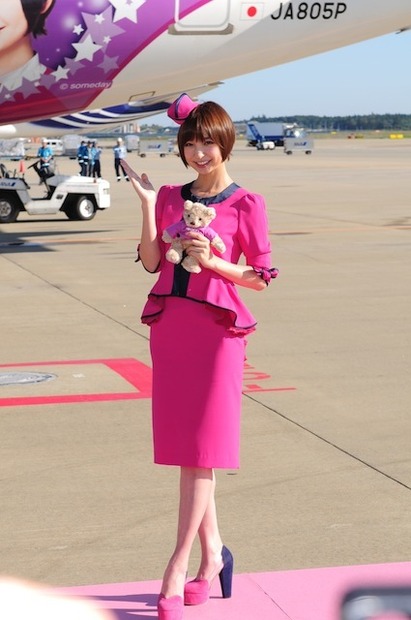 「MARIKO JET」と篠田麻里子（10月27日、成田空港）