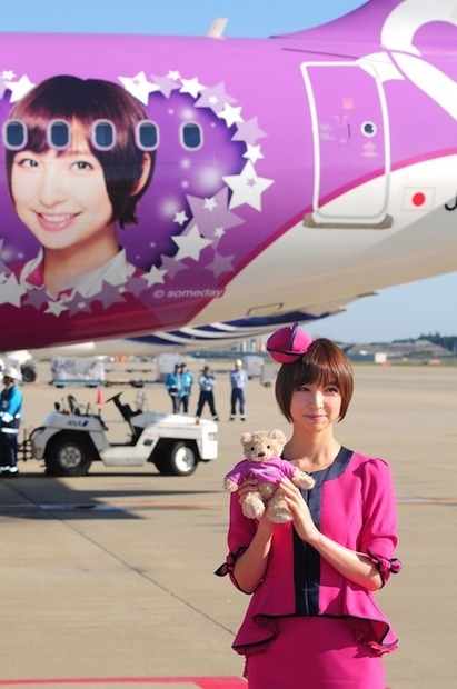 「MARIKO JET」と篠田麻里子（10月27日、成田空港）