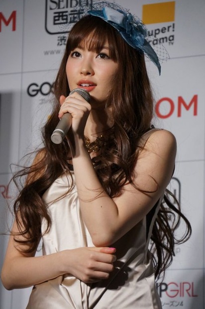 ミリオン達成した新シングル「ハート・エレキ」で初センターを務めたAKB48小嶋陽菜