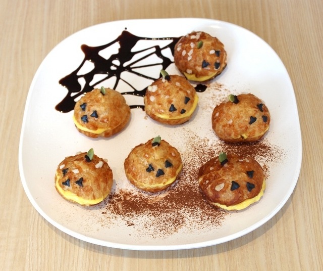 ハロウィン限定スイーツ「おばけのシュークリーム」