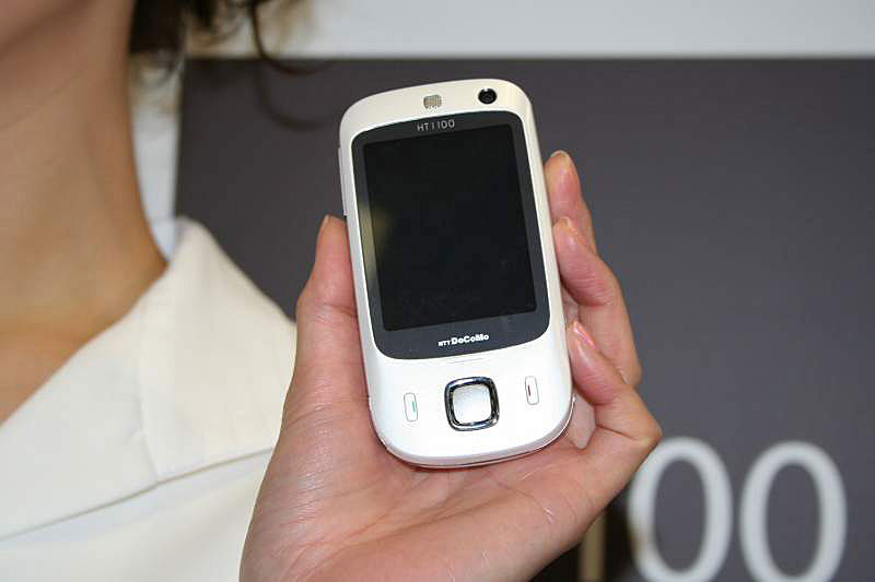 HTC製のHT1100。やや丸みを帯びたフォルムと、タッチパネルを親指1本で操作できる「TouchFLO」が特徴だ