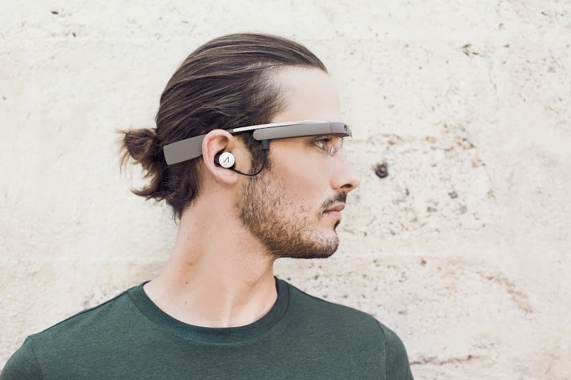 イヤホンには「Google Glass」のロゴも