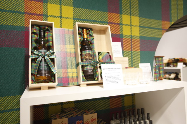 日本とスコットランドを結ぶというメッセージが込められた江戸切子のグラスとスコッチのセット
