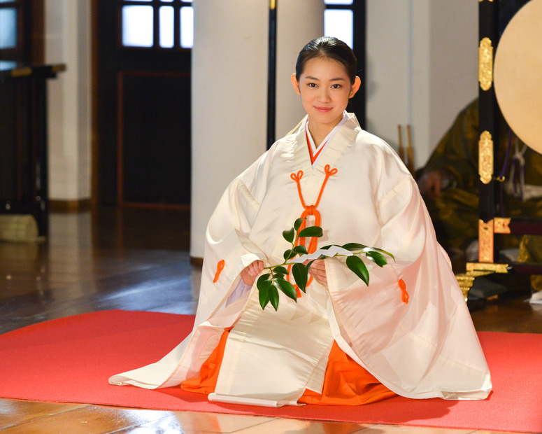 巫女姿を披露した吉本実憂
