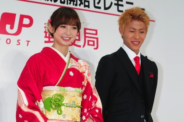 篠田麻里子（向かって左）＆柿谷曜一郎