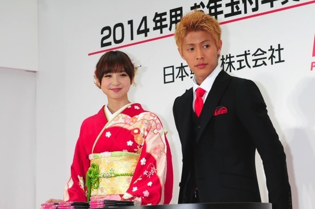 篠田麻里子（向かって左）＆柿谷曜一郎