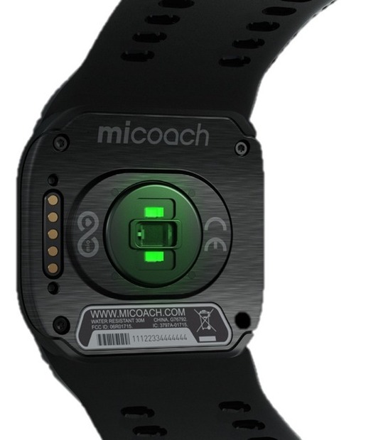 「miCoach SMART RUN」背面。Mio LED オプティカル(光学)心拍センサー搭載