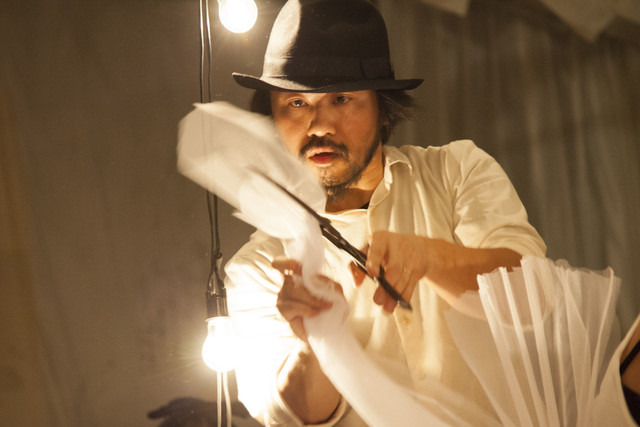 スズキタカユキと4人の音楽家による『音と布、光と料理のサーカス』、10月31日公演第一部