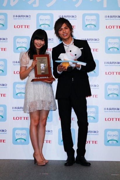 指原莉乃（向かって左）と山本裕典。ベストスマイル・オブ・ザ・イヤー2013