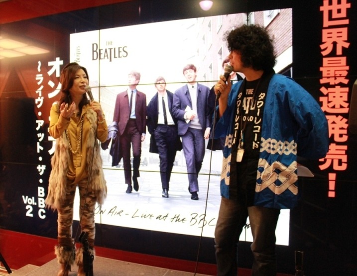 ザ・ビートルズのアルバム発売記念イベントに出席したシルク（左）