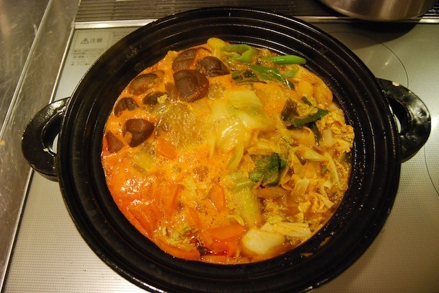 野菜と鶏肉を投入。スープに材料とキューブを足していくだけという、かなりお手軽なプロセス