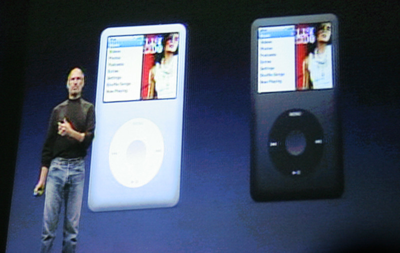 iPod classicについて説明するジョブズ氏