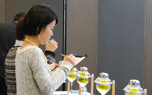 競技中。酒をみる表情だけはいっぱしですね…。
