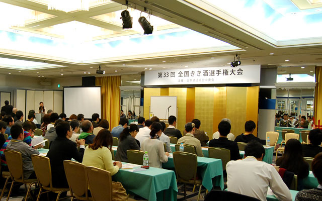 会場に入ると、すでに選手の皆さんが筆記試験に取り組んでいらっしゃいました。