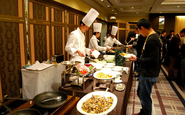 懇親会。料理が豪華すぎて、一気にテンションガチ上がり。