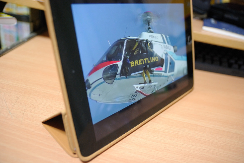 iPad Smart Case装着時。薄さは少々犠牲になるが、縦置きできるのはやはり嬉しい。特にコンテンツビューアとして魅力的なiPad Airとは好相性だ。