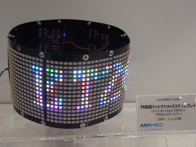 エン/129氏の「円筒型ドットマトリクスディスプレイ」。 合計1500個の表面実装型LEDを手作業でハンダ付けしたそうだ