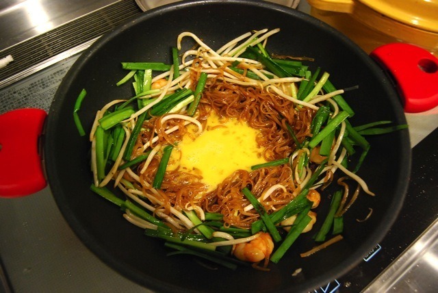 パッタイを炒めているところ。味付けソースは、日本のタイ料理屋で食べるパッタイよりも濃厚で、異国の風味がしました。
