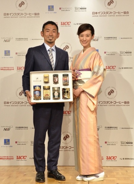 「日本インスタントコーヒー協会フォトコンテスト表彰式」に出席したともさかりえ（右）と為末大氏
