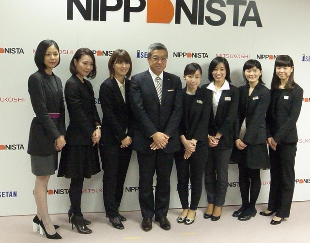 「NIPPONISTA」の女性チームと大西洋・三越伊勢丹HD代表取締役社長執行役員