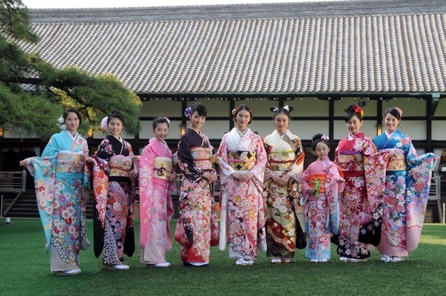 武井咲 剛力彩芽ら 新年の晴れ着を披露 ひとあし早く 1枚目の写真 画像 Rbb Today