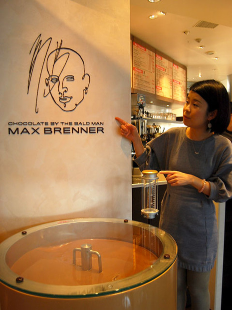 入り口のおじさんの絵はブランドロゴ。MAX BRENNERという架空の人物らしい。お店はチョコレート工場をイメージしているため、チョコ撹拌機が置いてあります。