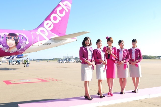 Peach「MARIKO JET」と篠田麻里子（中央。10月27日、成田空港）