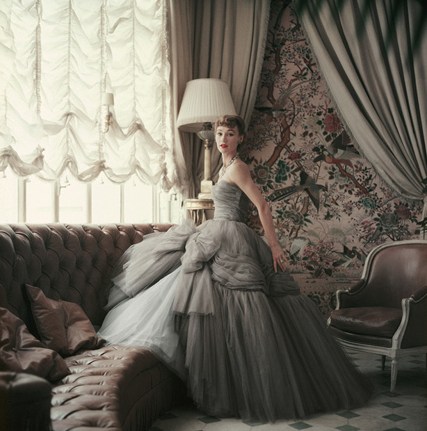 1953年作 イブニングドレス 1953年秋冬オートクチュールコレクション、モデルは映画監督アナトール・